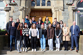 Vor dem Saint Eunan’s College, ganz rechts: Mr. Damien McCroary (Schulleiter), vordere Reihe links: Mr. Kevin Bowdren (Austauschverantwortlicher am St. Eunan’s) 