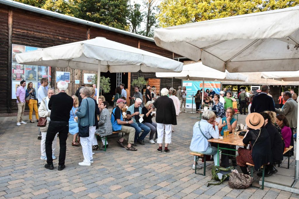 Kaffee, Kakao und viele andere Köstlichkeiten genießt man im Innenhof des malerischen Eibenhofs, auf dem das Festival in jedem Jahr zu Gast ist