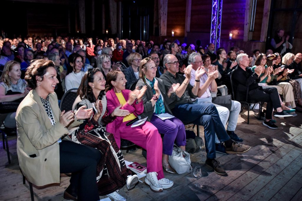 Volles Haus beim Film ohne Grenzen Festival in der Kulturscheune auf dem Eibenhof am ScharmĂĽtzelsee